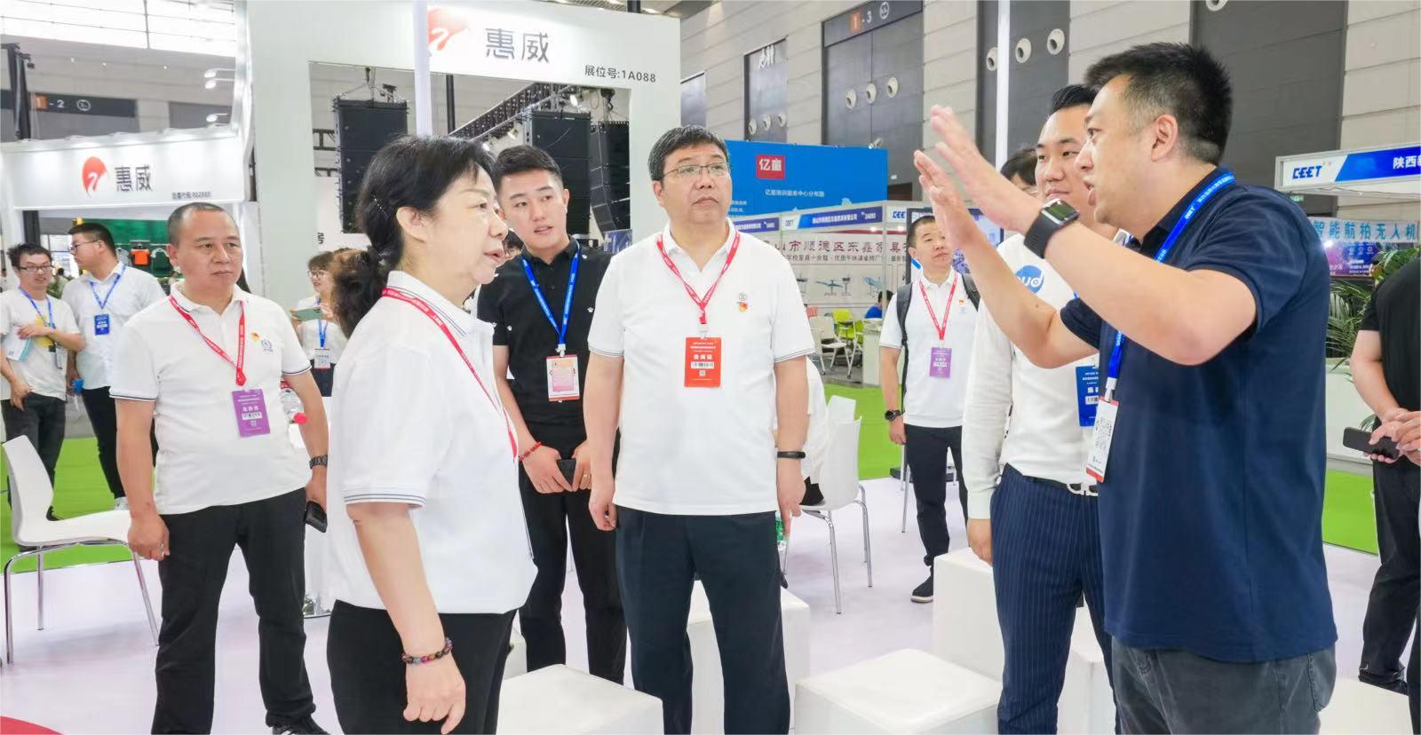 多位領(lǐng)導(dǎo)親臨清聽聲學(xué)展位了解多種教育體系產(chǎn)品 多位領(lǐng)導(dǎo)親臨清聽聲學(xué)展位,全面了解安靜操場(chǎng)、教學(xué)音響等教育體系產(chǎn)品。