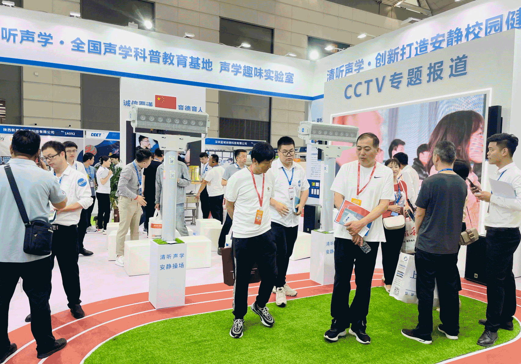 工作人員正帶領(lǐng)客戶了解清聽聲學(xué)的產(chǎn)品與服務(wù) 工作人員正帶領(lǐng)客戶了解清聽聲學(xué)的產(chǎn)品與服務(wù)