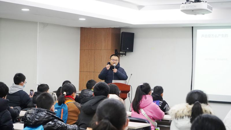 講座中,聲學(xué)專家辜磊與學(xué)生們進行互動交流