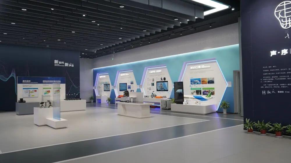 蘇州?中國聲谷展示廳,場館講解員為學生們詳細講解了聲學的發展歷史以及在環境、材料、醫療、工程等領域的廣泛應用